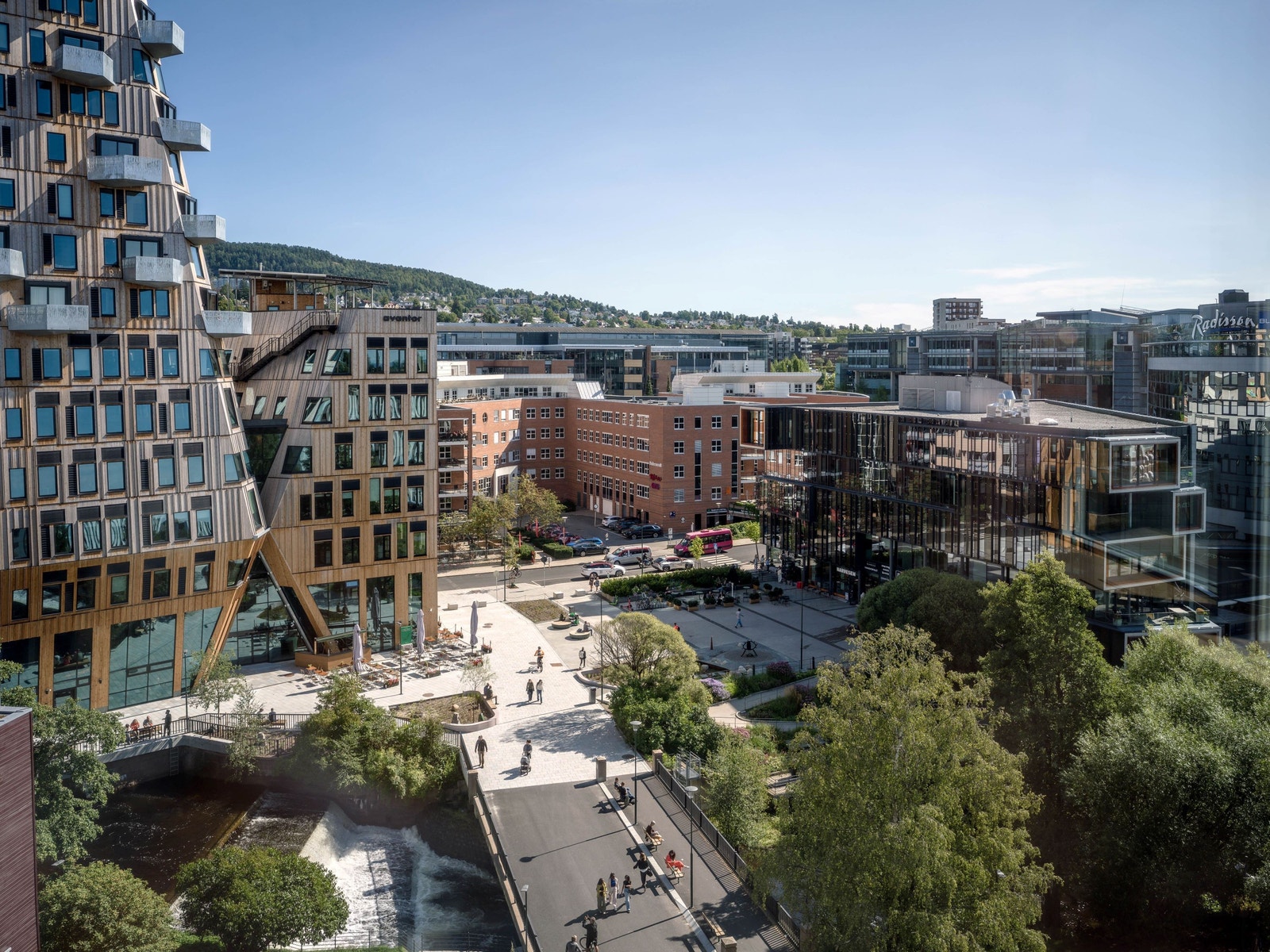 Torgbygget ligger her til høyre, og fra de ledige lokalene ser man ut på torget og Vertikal Nydalen (Tårnet) Galleribilde
