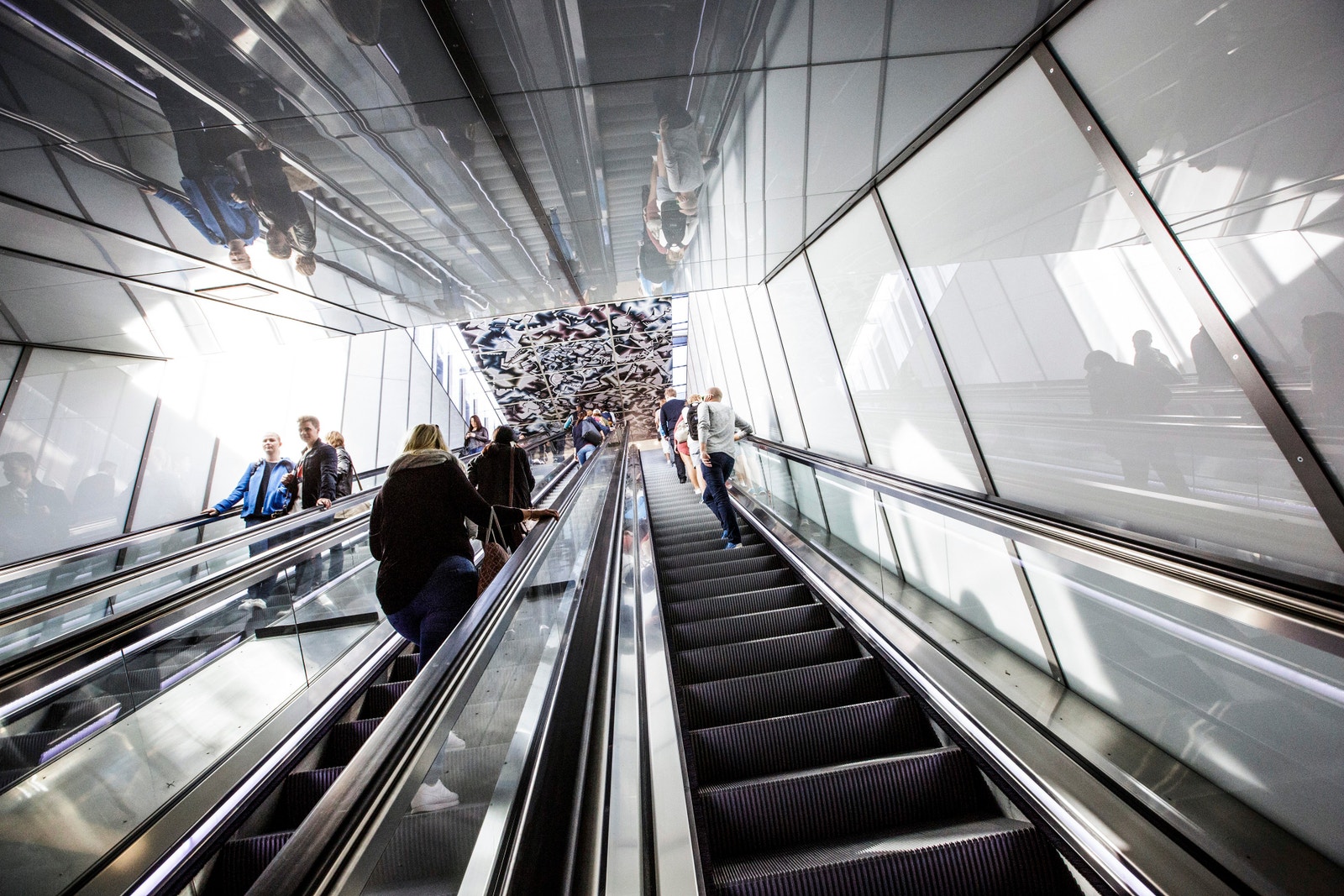 Spektakulære Nydalen T-banestasjon. Du går tørrskodd fra T-banen til kontoret. Galleribilde