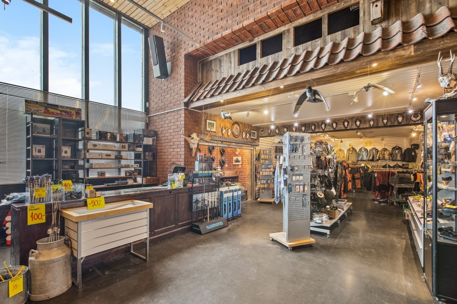 Butikken er romslig og her er det godt med plass til hva enn du måtte ønske å benytte den til. Godt med lagringsplass i øvre etasje. Galleribilde