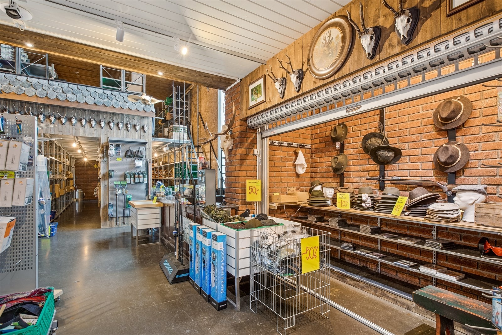 Butikk og trapp opp til lager. Galleribilde