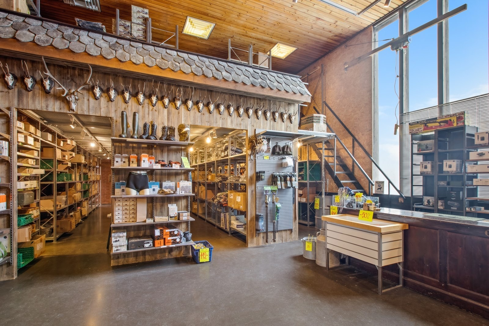 Fra rommet går det trapp til ytterligere bodplass/plukklager på mesaninen. Galleribilde