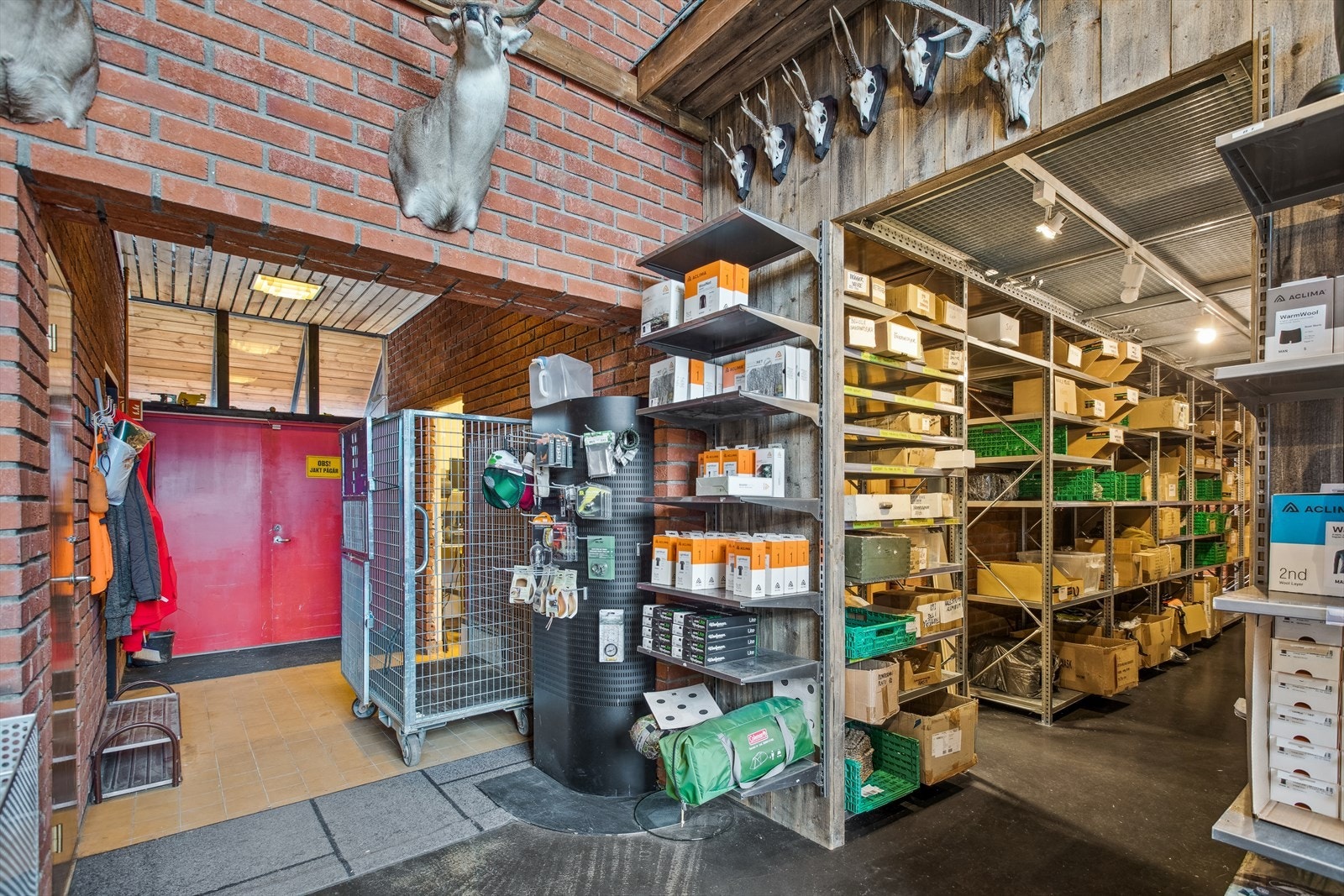 Inngangsparti - Bygget rommer idag utsalgssted for jaktutstyr, og er innredet med butikklokale, lagerplass, kontor, kjøkken og toaletter. Galleribilde