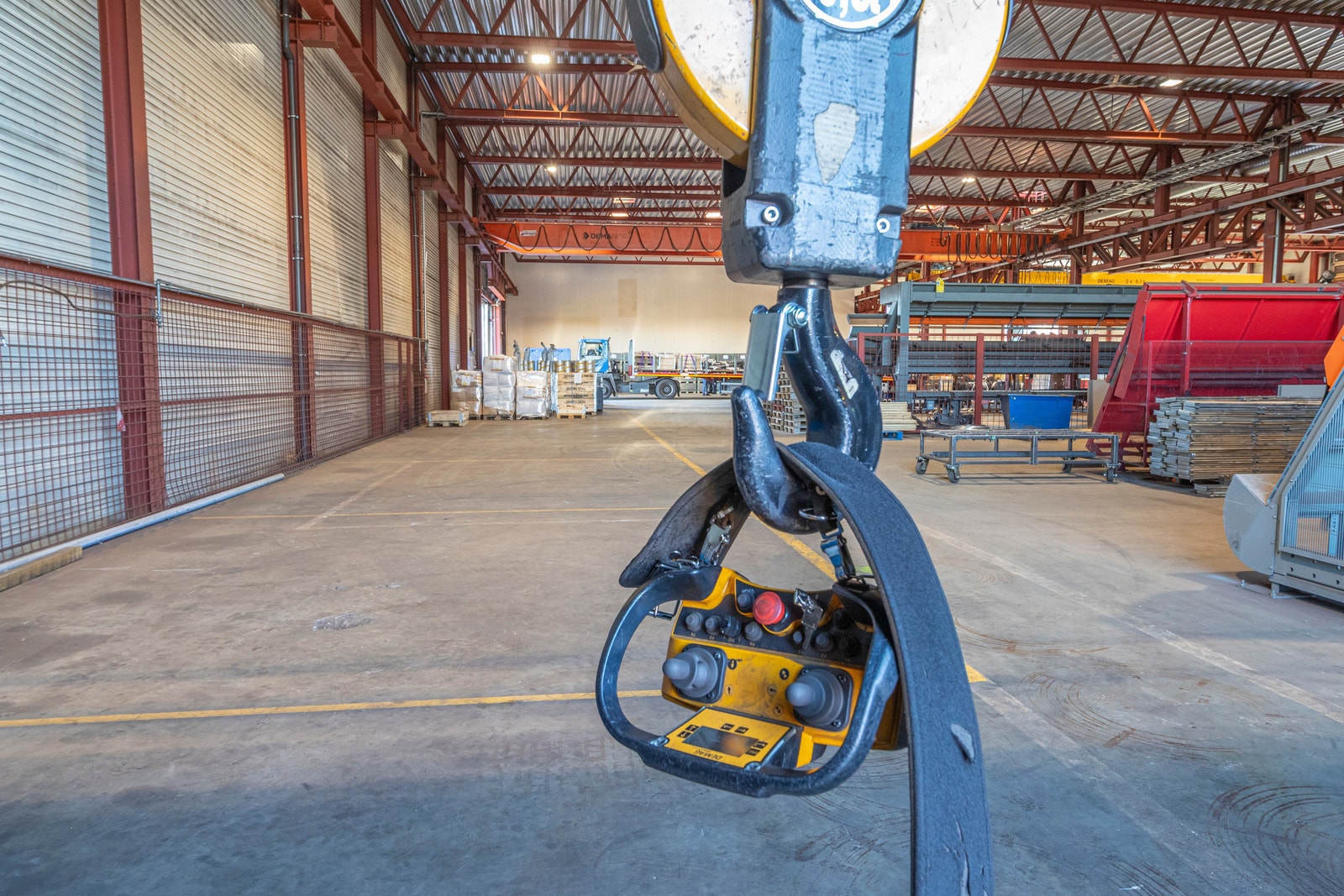 4 traverskraner fra 5 til 6,3 tonn, alle traversene har to løpekatter hver. Krokhøyder opptil 5,6m. Galleribilde