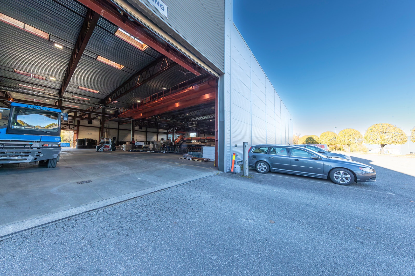 Store industriporter med gjennomkjøring i produksjonsdelen Galleribilde