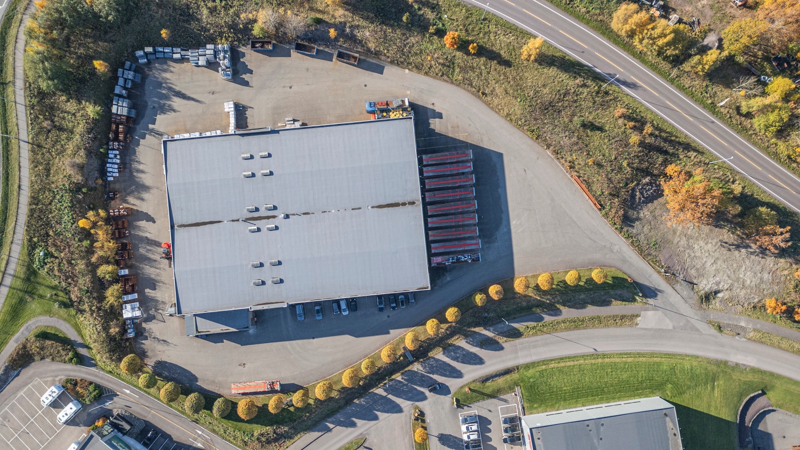 Stor og romslig tomt med mulighet for oppstilling/utelagring Galleribilde