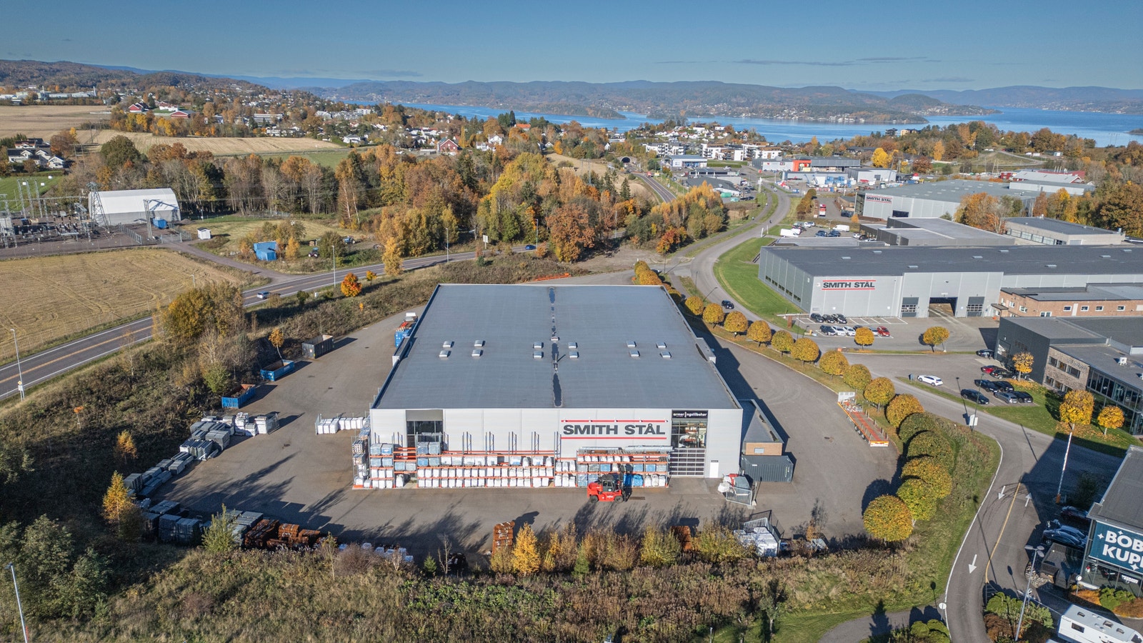 Tomten er på ca. 13 615 kvm og totalt bygningsareal er på ca. 3 267 kvm BTA Galleribilde