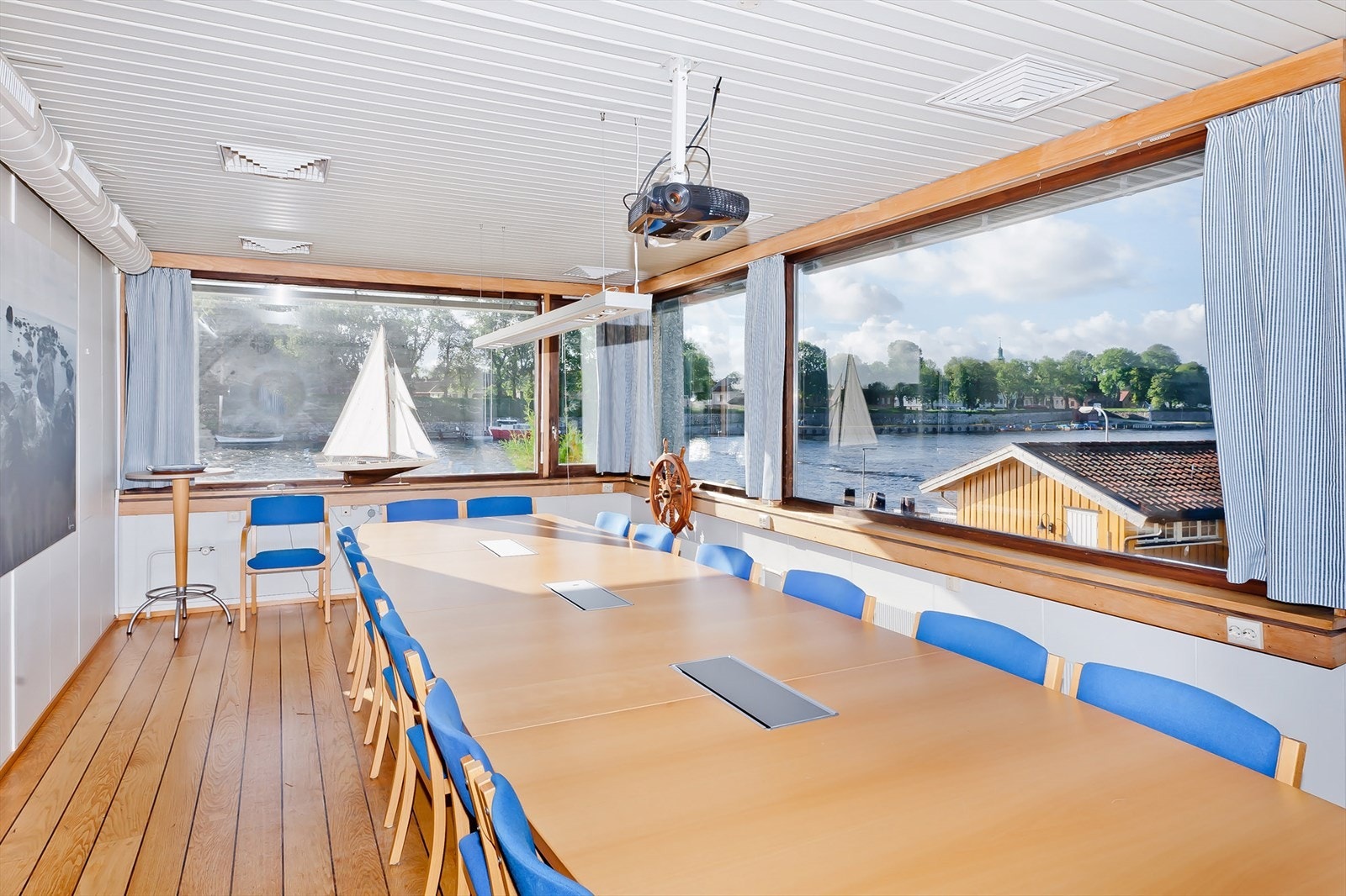 Lyst og hyggelig møterom med utsikt mot Gamlebyen tvers over elva Galleribilde