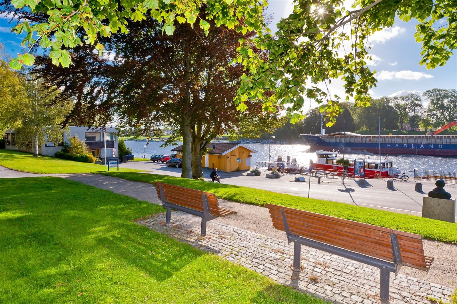 Fint nærområde med parkbenker Galleribilde