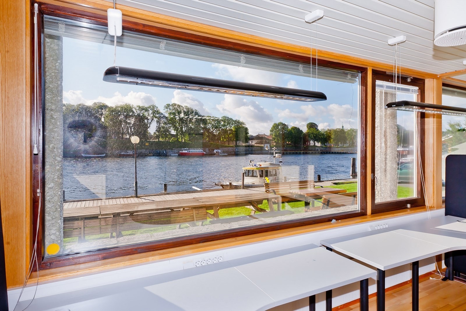 Man kan ikke klage på utsikten fra denne arbeidsplassen (2015) Galleribilde