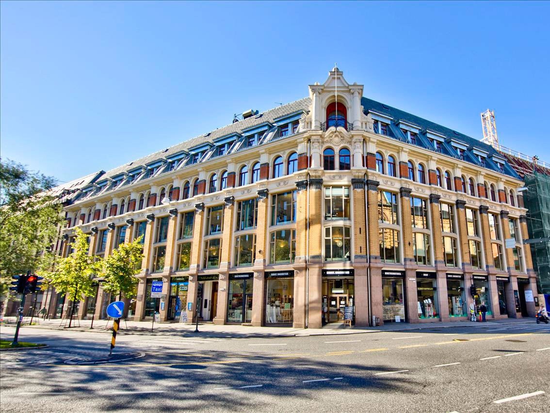 Hovedbygget (G-bygget) vender ut mot Pilestredet/St. Olavs gate. For å komme til lokalene i H-bygget går man gjennom passasjen i hovedbygget. Galleribilde