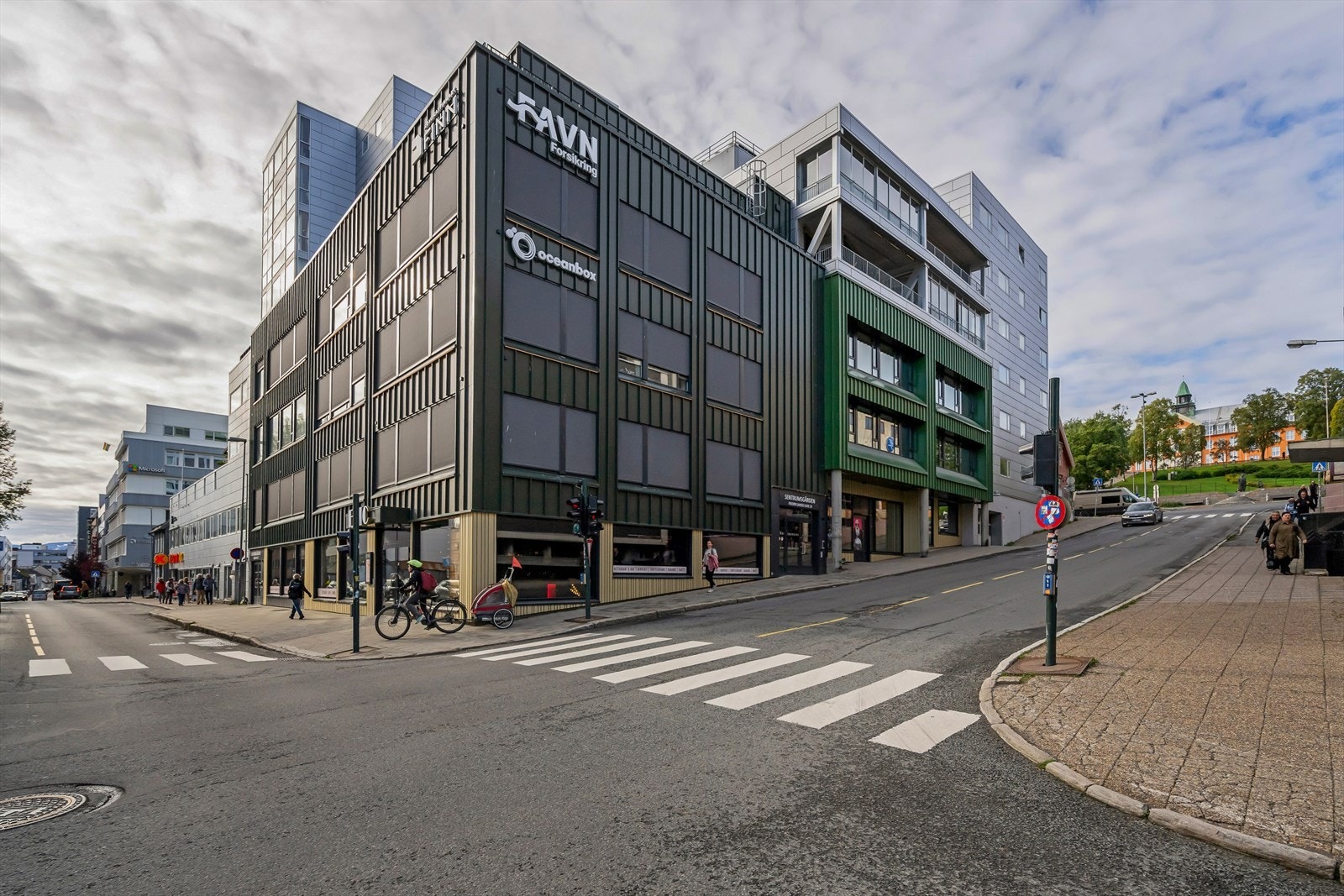 Solskjerming på alle vinduer, restaurant i første etasje. Sykkelparkering i kjeller Galleribilde