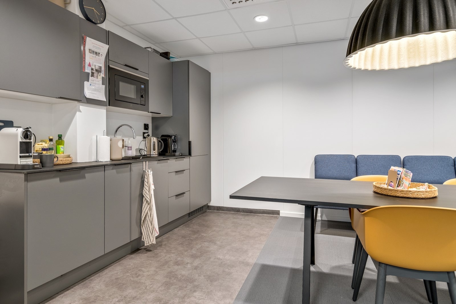 Pause/møte-rom med kjøkken Galleribilde