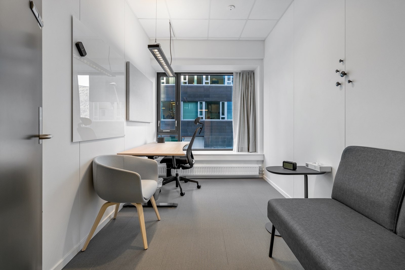 Kontorer med moderne møbler og belysning Galleribilde