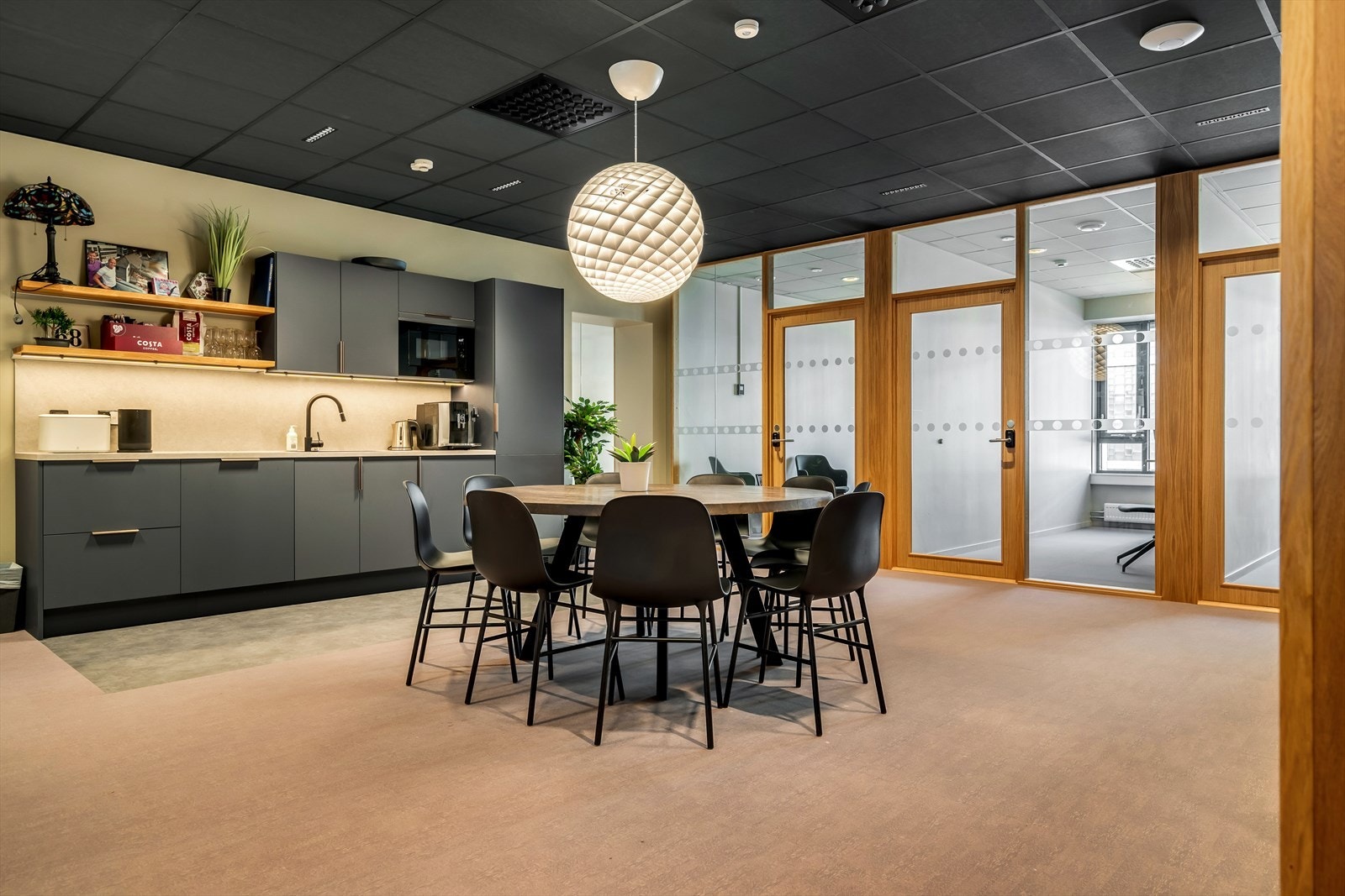 Moderne materialer og fargevalg, vi har flere ledige arealer i bygget Galleribilde