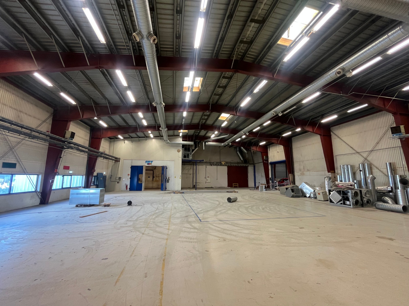 Arealene er under oppussing. Gulv og vegger blir malt opp. Det blir satt inn kjøreport på 4,5 m x 5 m inn til arealene. Kontordelen blir pusset opp. Galleribilde