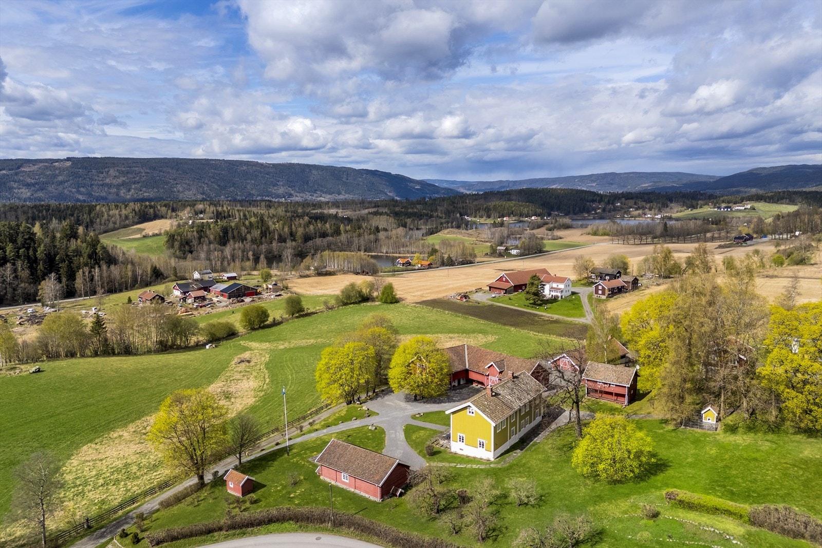 På oversiden av tunet til øst for stabburet ligger gårdens arbeiderbolig usjenert til Galleribilde