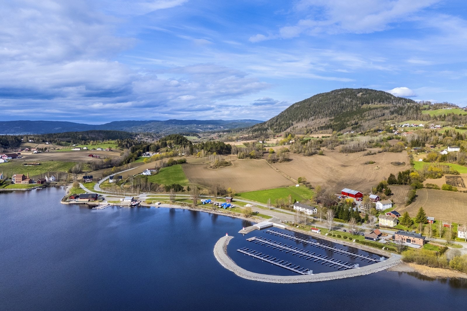 På Brandbu innbys det til hyggelige aktiviteter langs Randsfjorden sommer- så vel som vinterstid Galleribilde