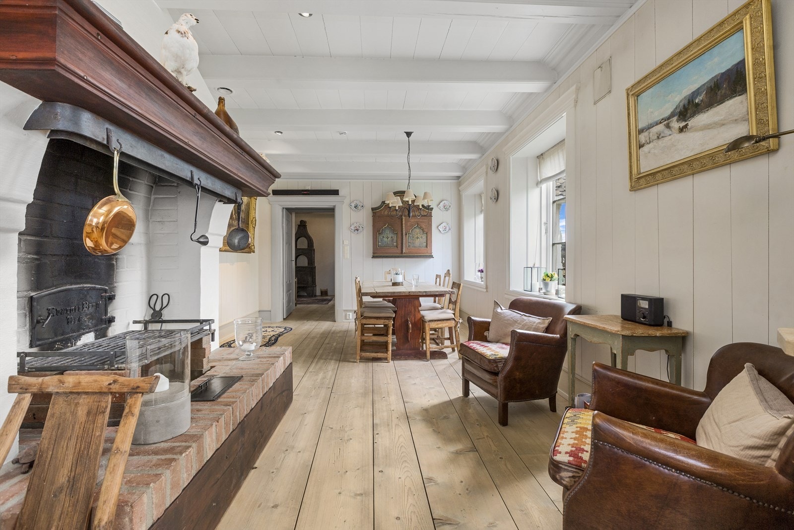 Kjøkkenrommets romslige størrelse åpner for ulik møblering, og gode spiseplasser Galleribilde