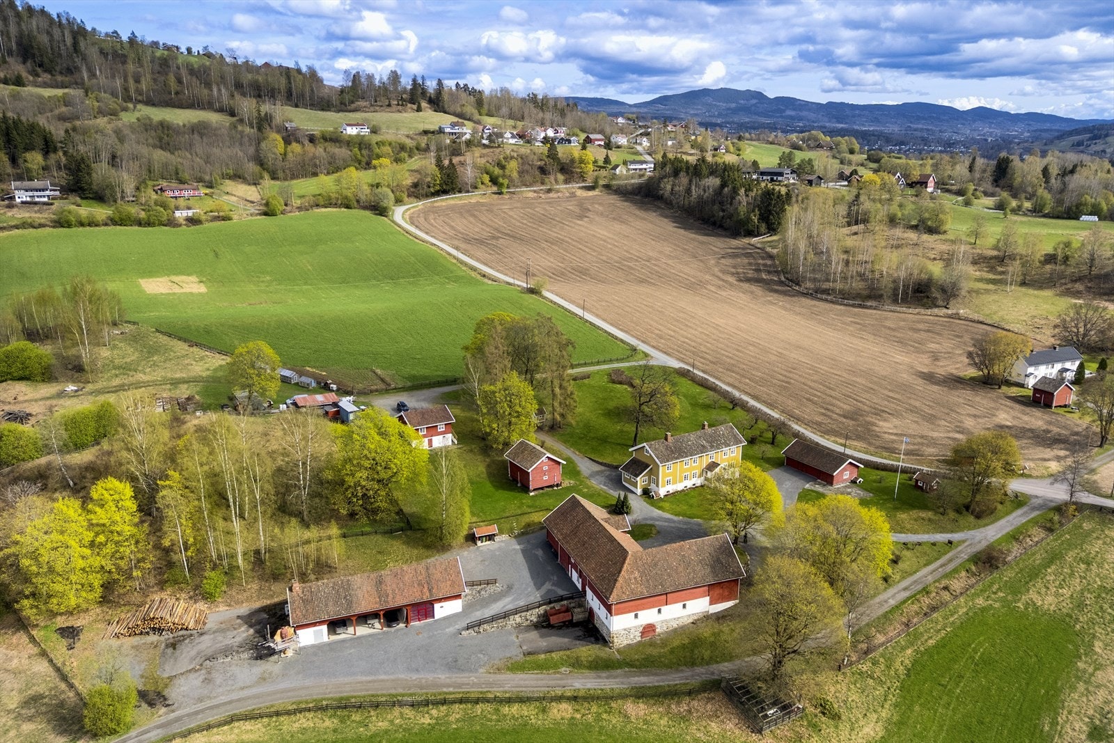 Driftsbygninger og driftstun utgjør nordre del av gårdstunet Galleribilde