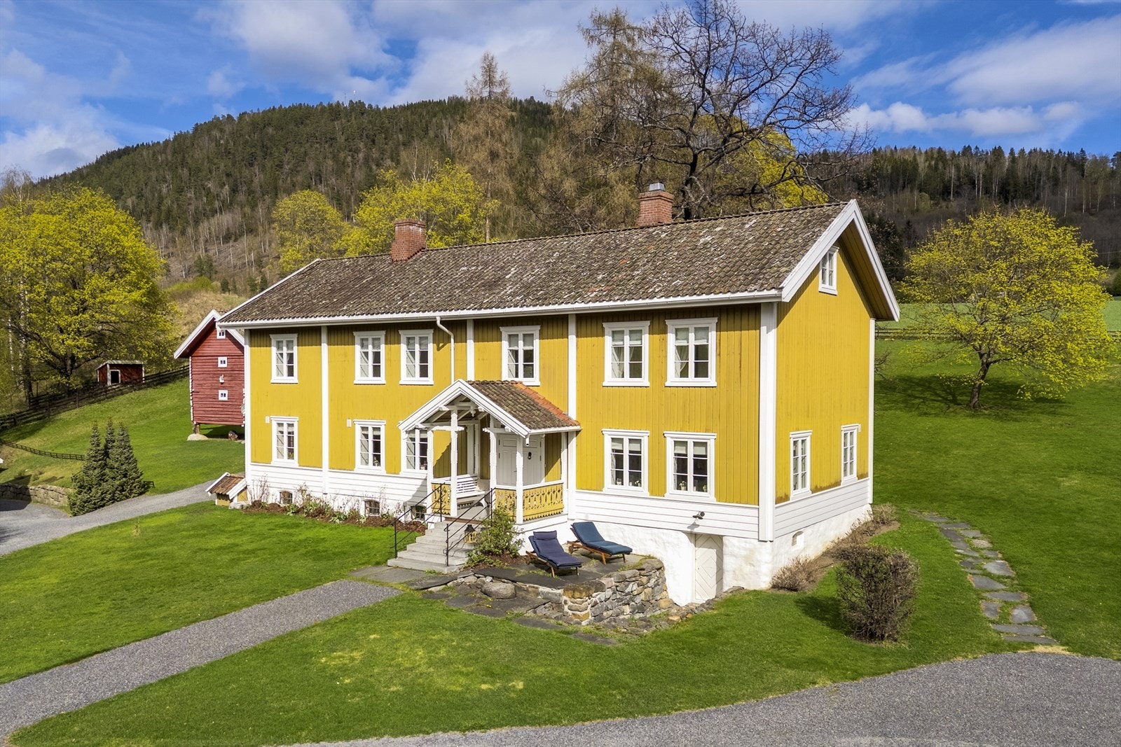 Hovedbygningens vakre empirestil er av dagens eier fullstendig renovert. Galleribilde