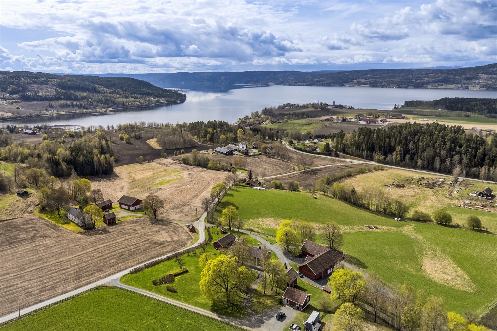 Randsfjorden ligger til vest for Rossmo Galleribilde