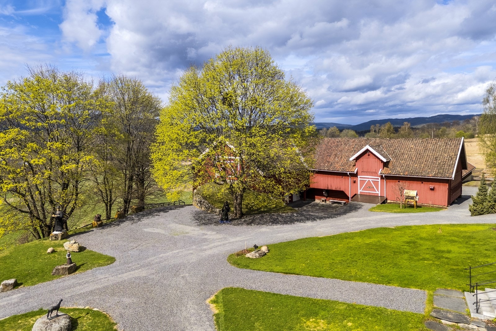 Boligtunet på Rossmo er pent opparbeidet og privat, og klart adskilt fra driftstunet. I hverdagen er dette en stor fordel Galleribilde