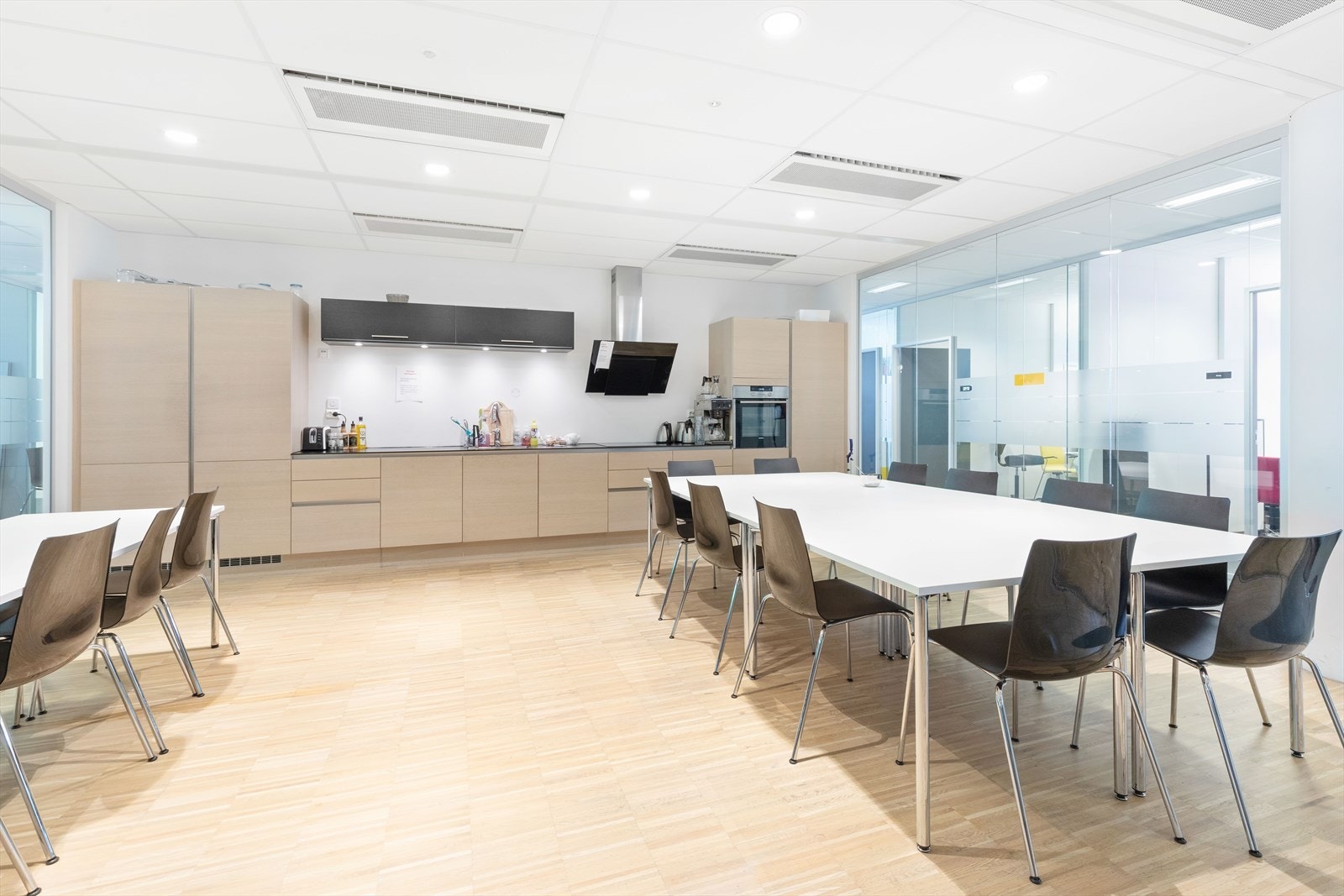 Spiserom med kjøkken. Galleribilde