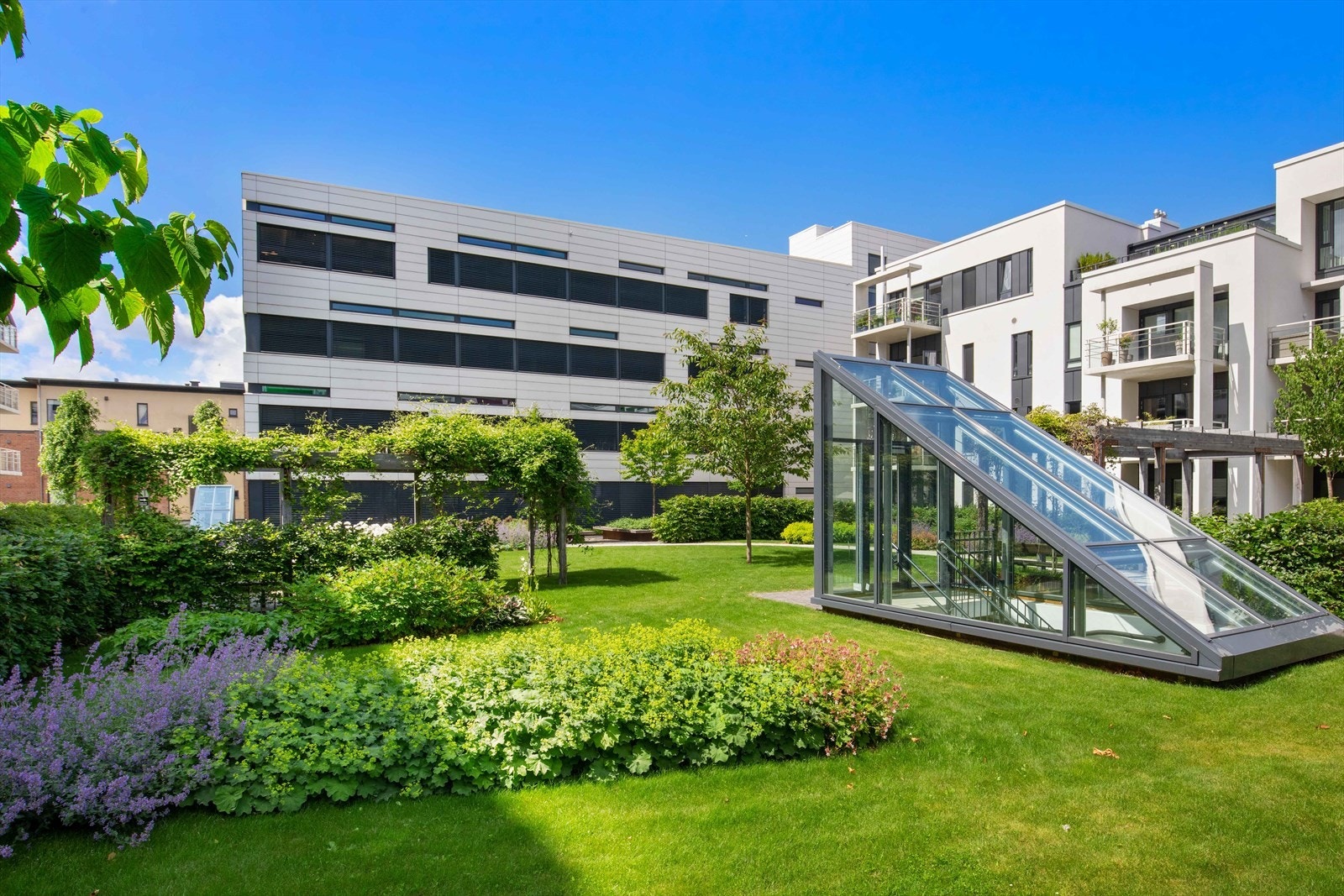 Secret garden med flotte uteområder bak bygget. Galleribilde