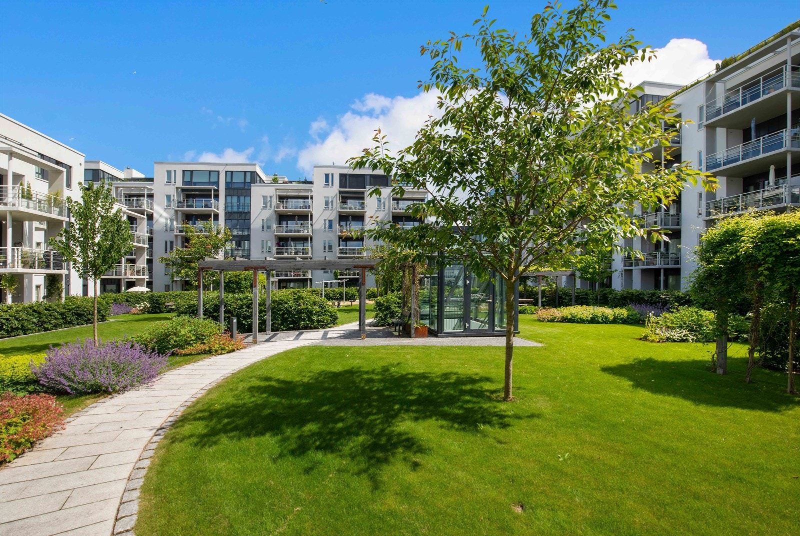 Secret garden med flotte uteområder bak bygget. Galleribilde