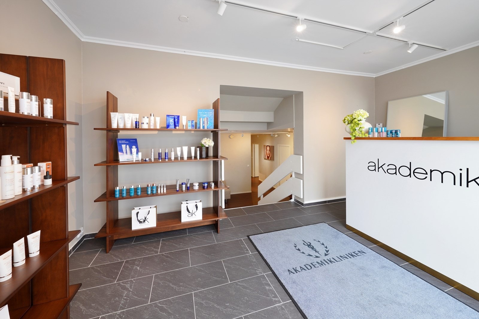 1 etasje - Inngang velvære salong Galleribilde