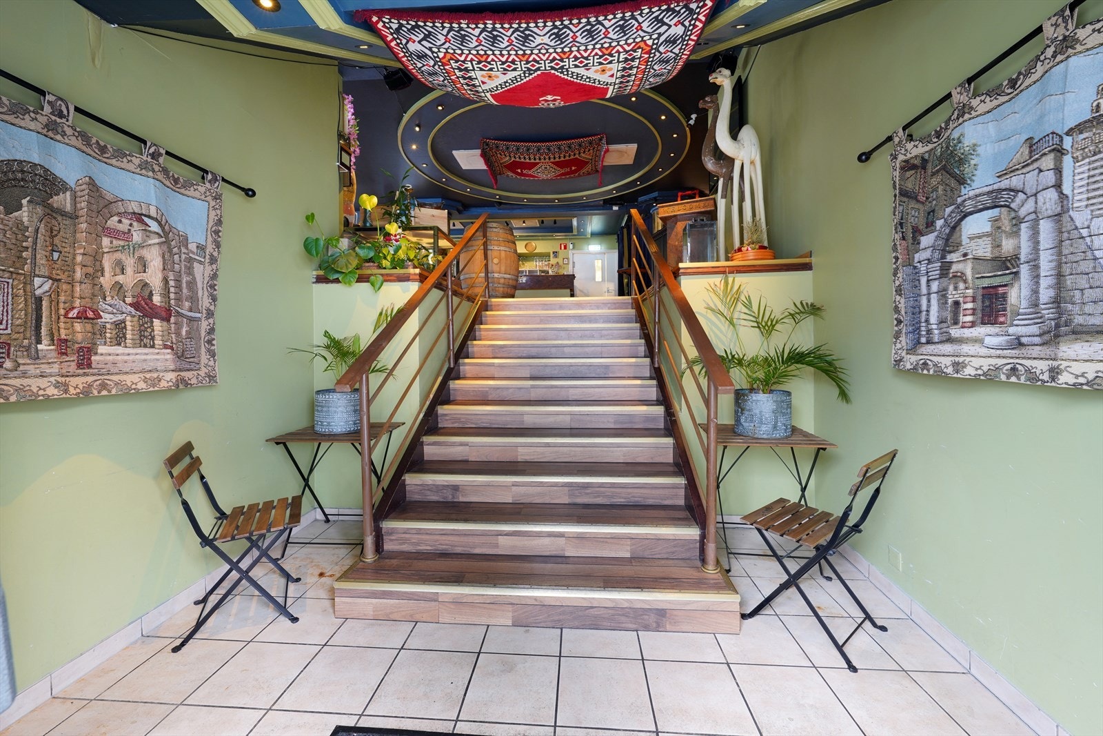 Inngang til restaurant fra gate. Galleribilde