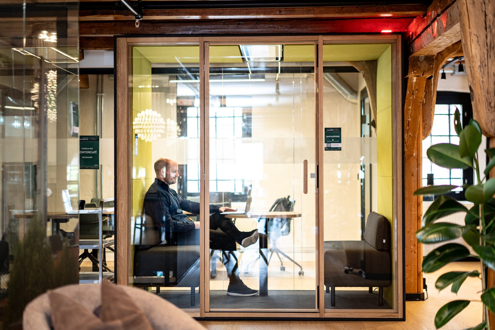 Møtepod Galleribilde