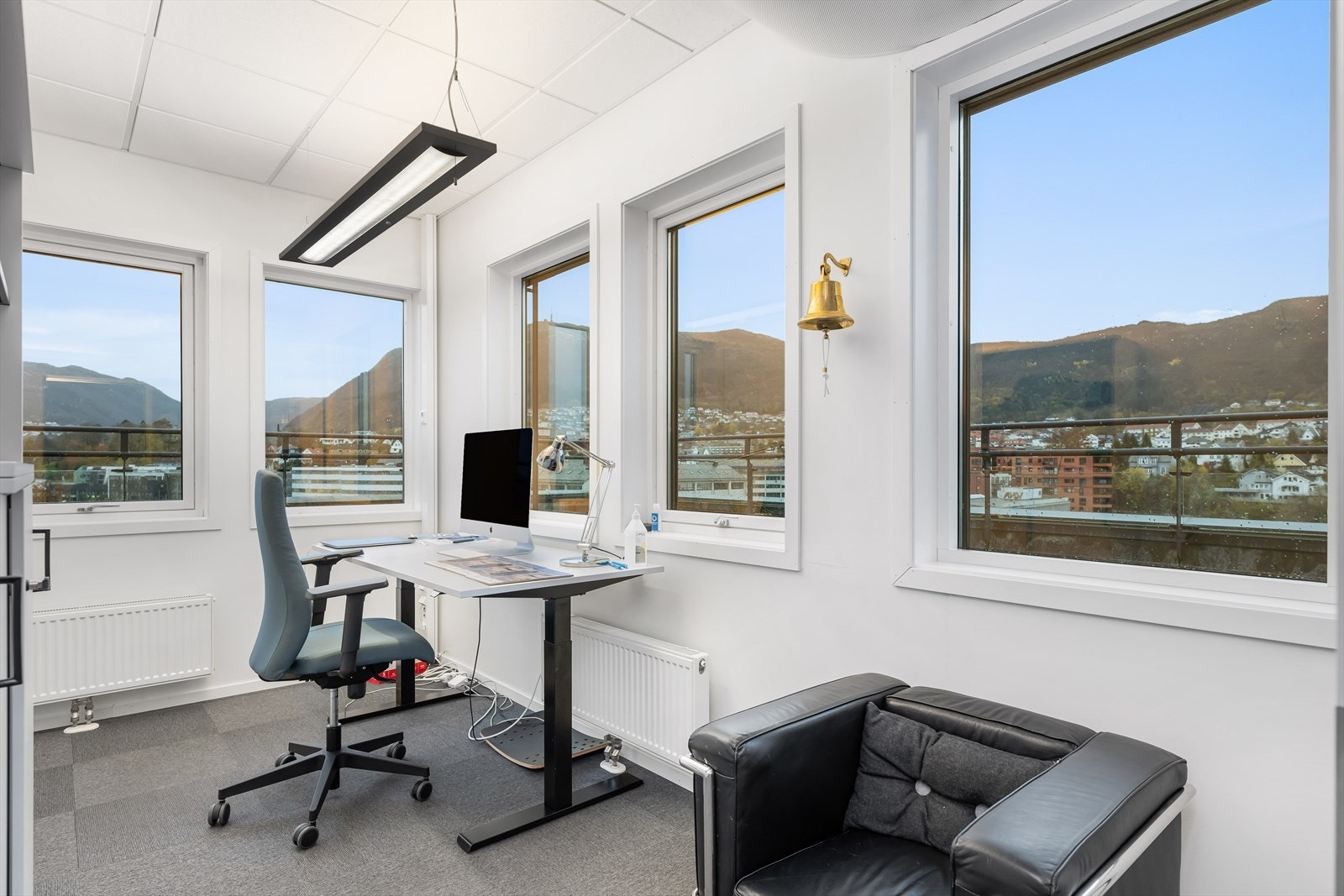 Ledig lokale i 4. etg. BTA 127 m². 3 cellekontor, landskap og møterom. Felles kjøkken og toaletter med annen leietaker. Galleribilde