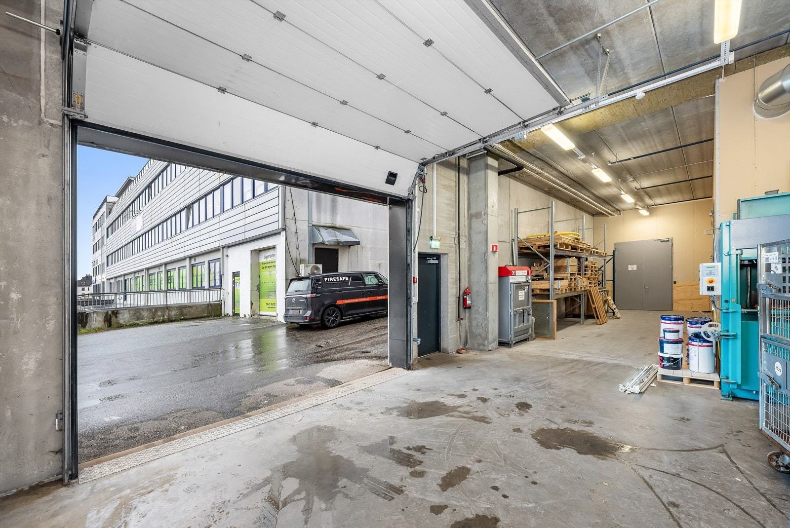 2 ledige lager i underetasje på henholdsvis BTA 157 m² og 62,5 m². Felles sluse. Galleribilde