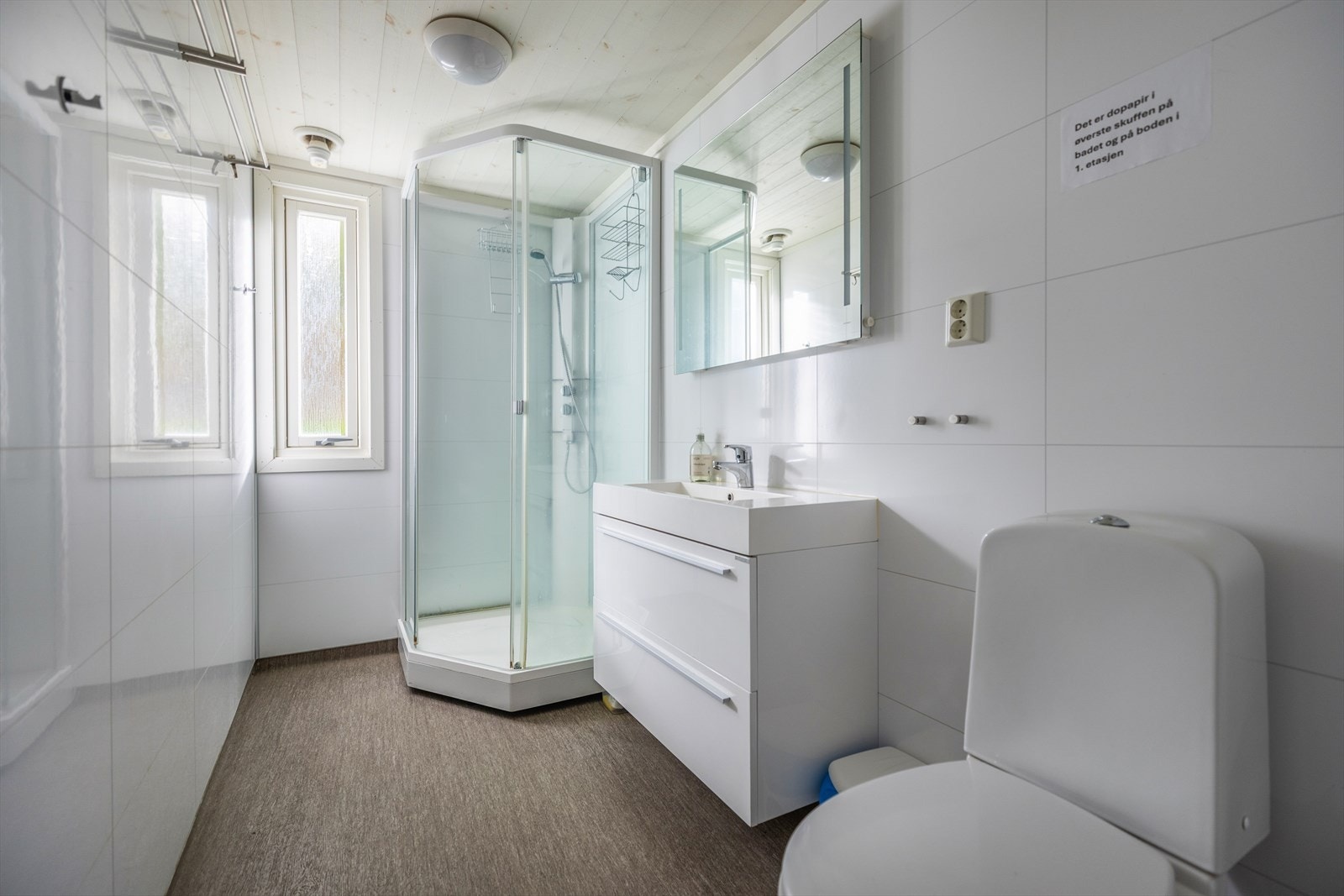 Totalt 8 bad med to bad i hver etasje i hovedhuset og et bad i hver etasje i annekset. Dusjkabinett er installert på alle bad. Galleribilde