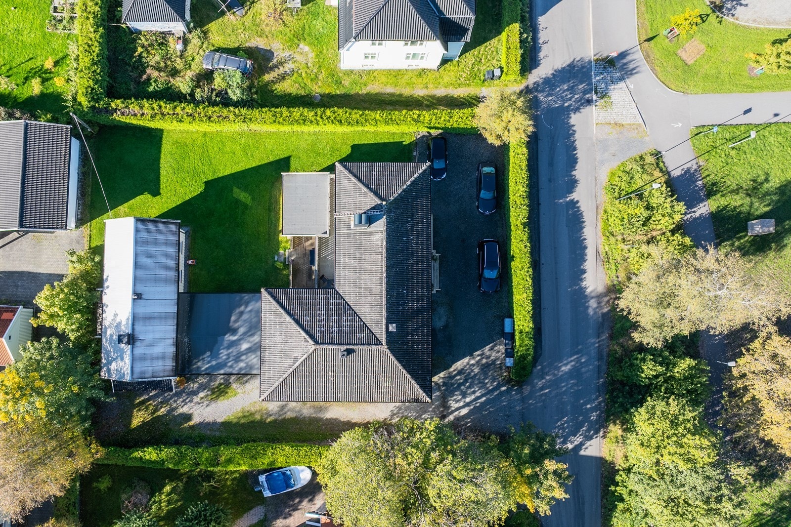 Eiet tomt på 1 045 m². Godt med biloppstillingsplasser er på egen eiendom. Galleribilde