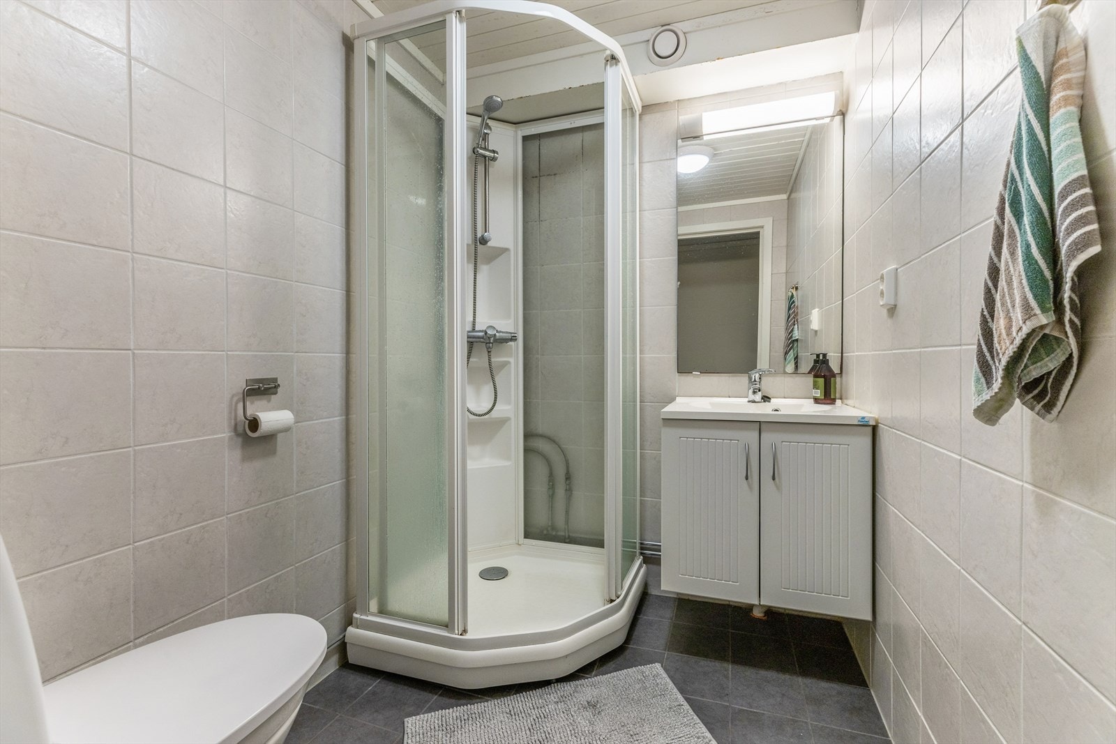 Totalt 8 bad med to bad i hver etasje i hovedhuset og et bad i hver etasje i annekset. Dusjkabinett er installert på alle bad. Galleribilde