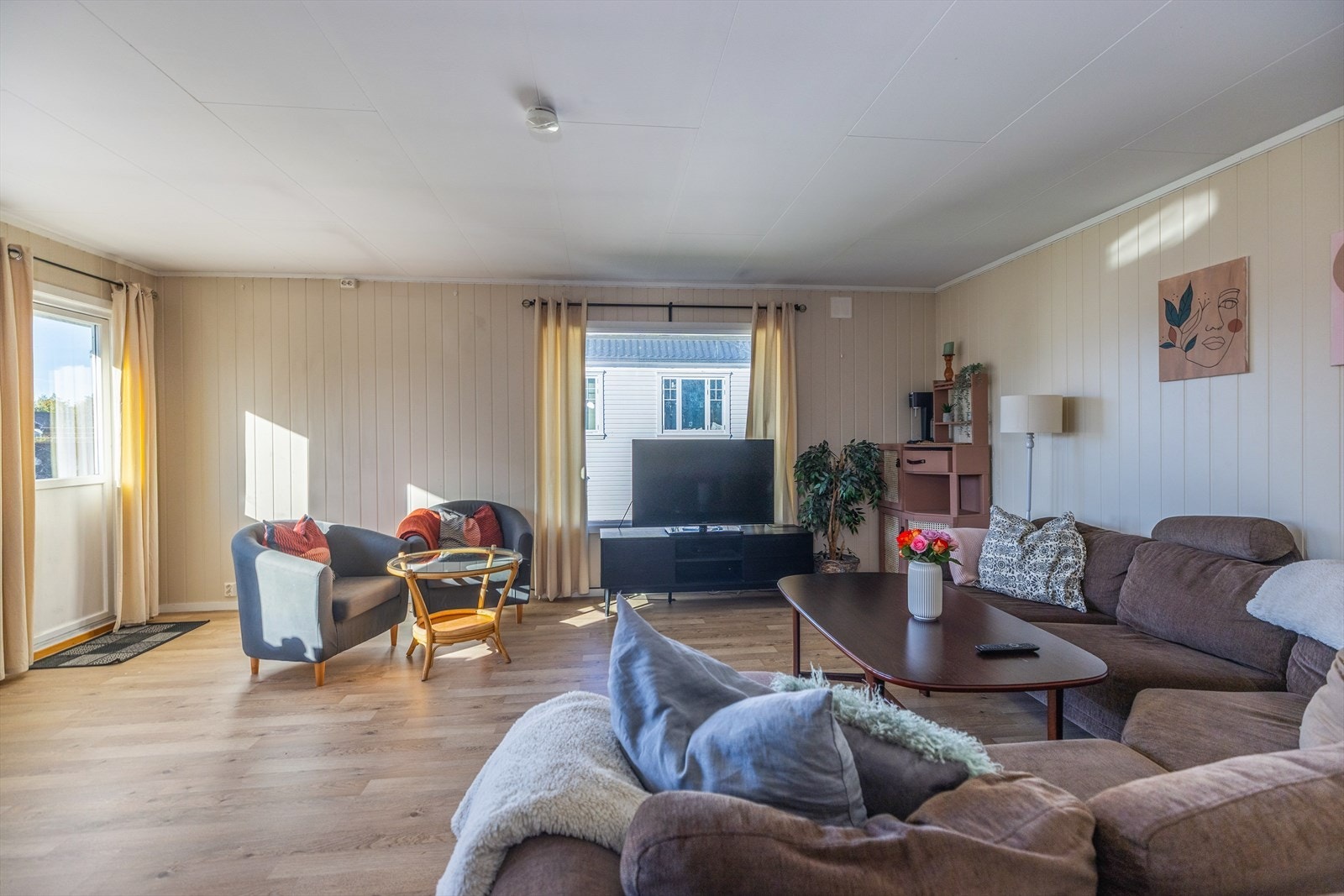 Byggene er organisert som bofellesskap etasjevis hvor studenter leier eget soverom og har felles oppholdsrom, kjøkken, toaletter og bad. Galleribilde