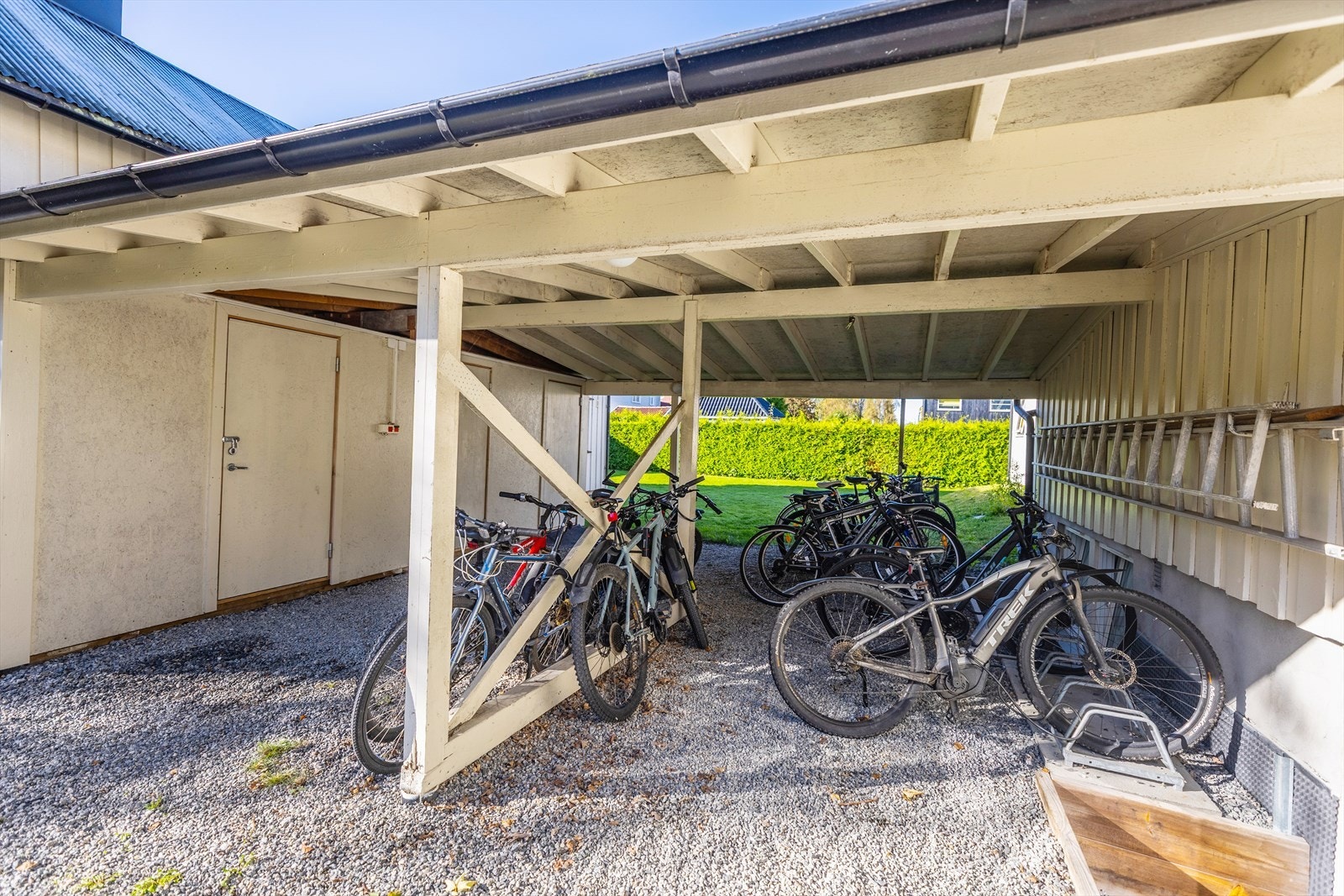 Overbygg mellom bygningene med sykkelparkering. Galleribilde