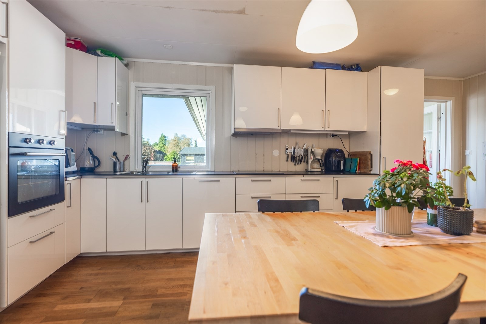 5 kjøkken med spiseplass og innredning fra IKEA med integrerte hvitevarer. Galleribilde