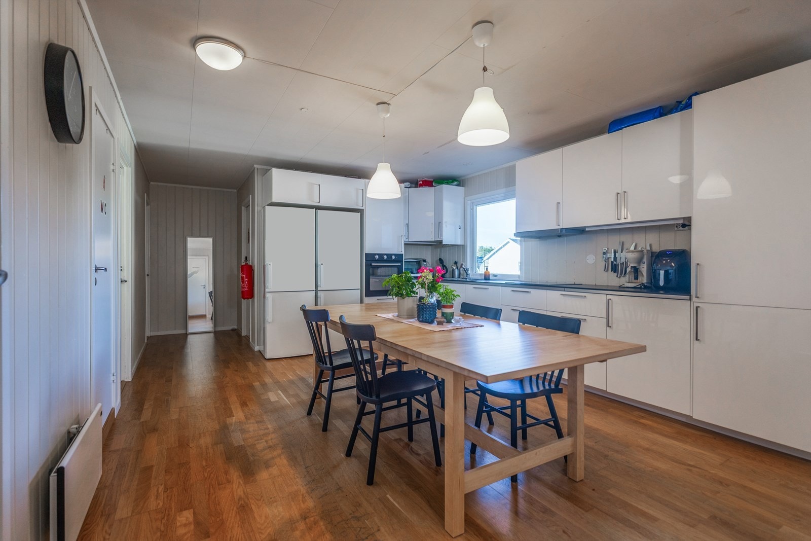 5 kjøkken med spiseplass og innredning fra IKEA med integrerte hvitevarer. Galleribilde