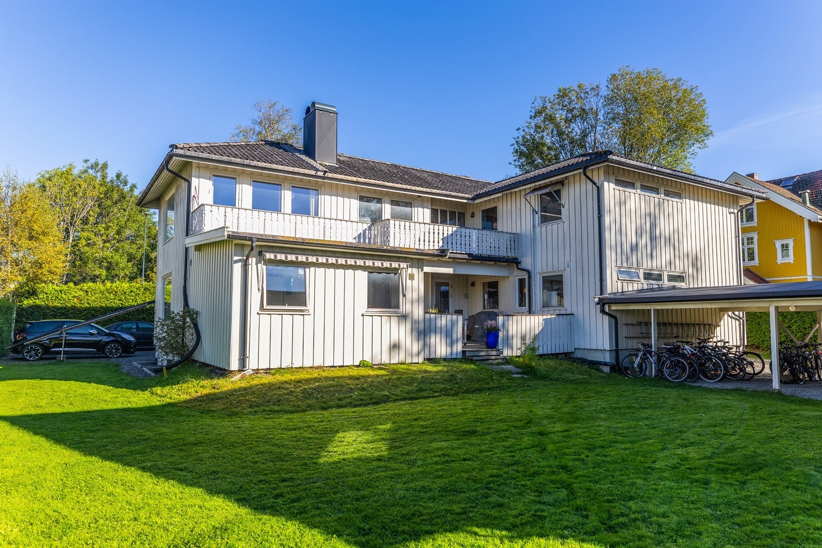 Eiendommen er relativt flat og opparbeidet med plen, beplantninger og gruslagt gårdsplass. Galleribilde