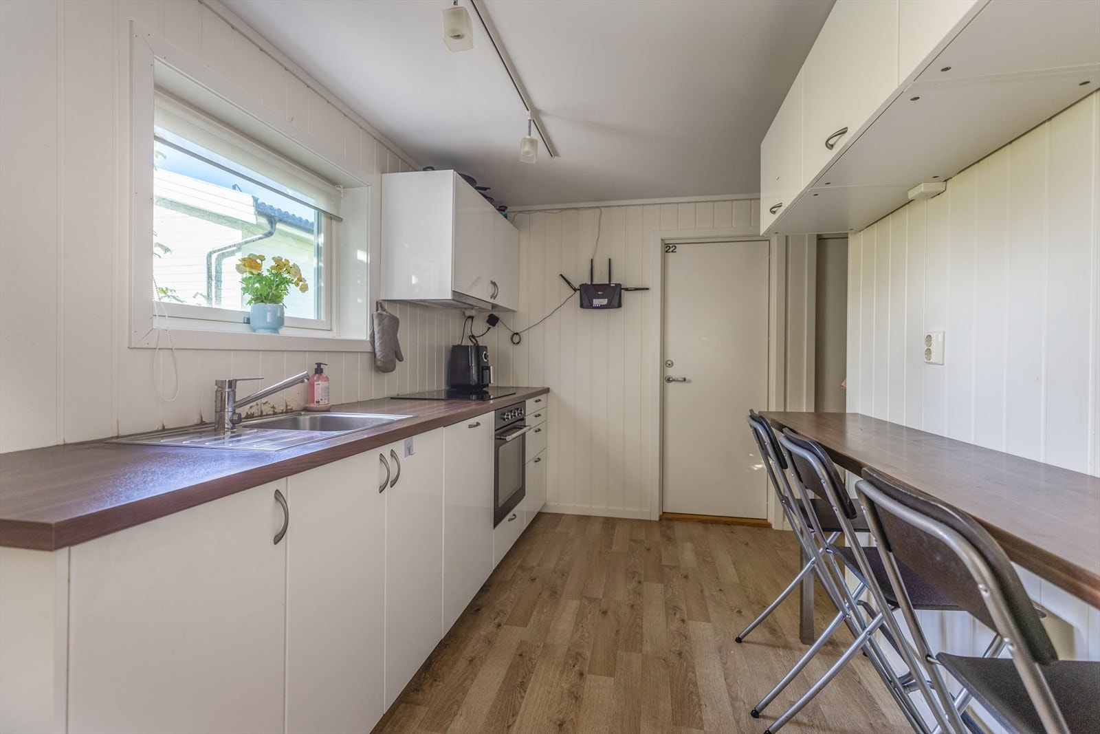 5 kjøkken med spiseplass og innredning fra IKEA med integrerte hvitevarer. Galleribilde