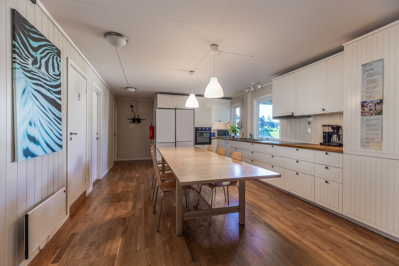 5 kjøkken med spiseplass og innredning fra IKEA med integrerte hvitevarer. Galleribilde