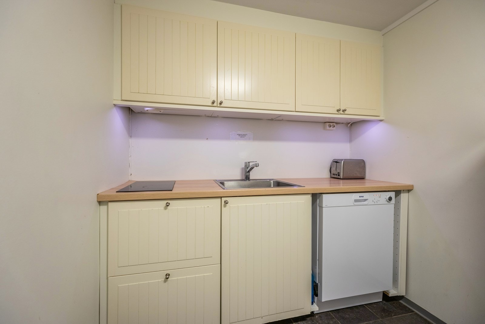 5 kjøkken med spiseplass og innredning fra IKEA med integrerte hvitevarer. Galleribilde