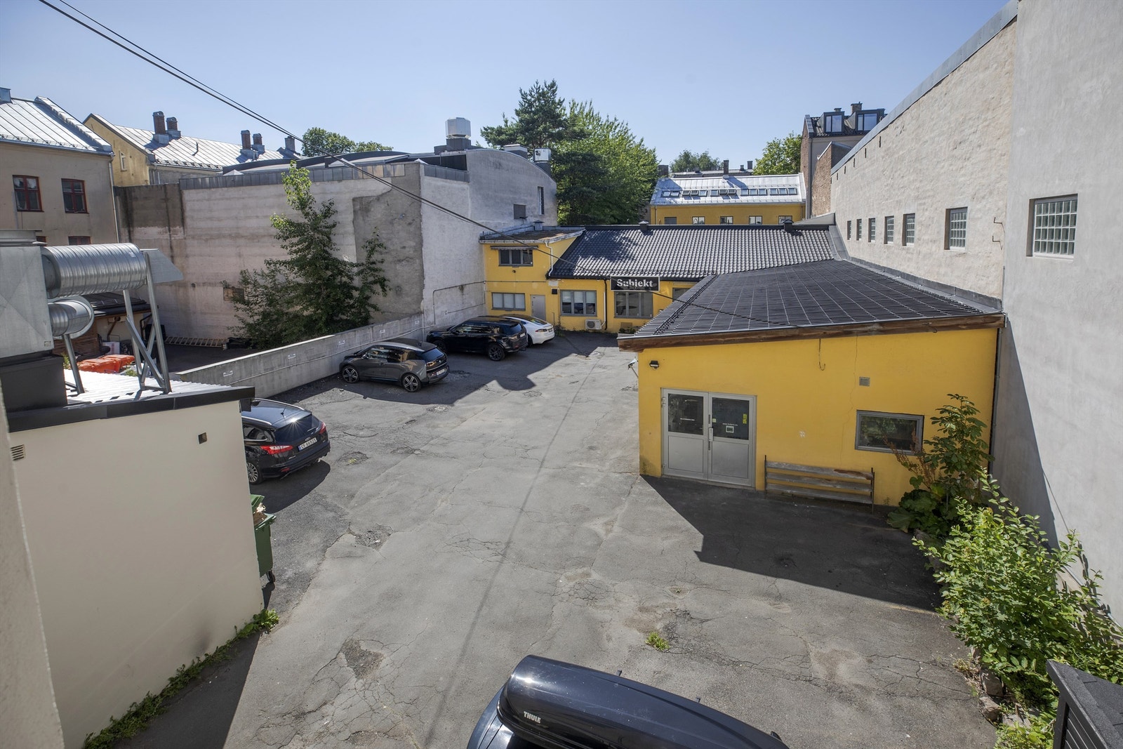 Hyggelig bakgård med parkerings muligheter Galleribilde