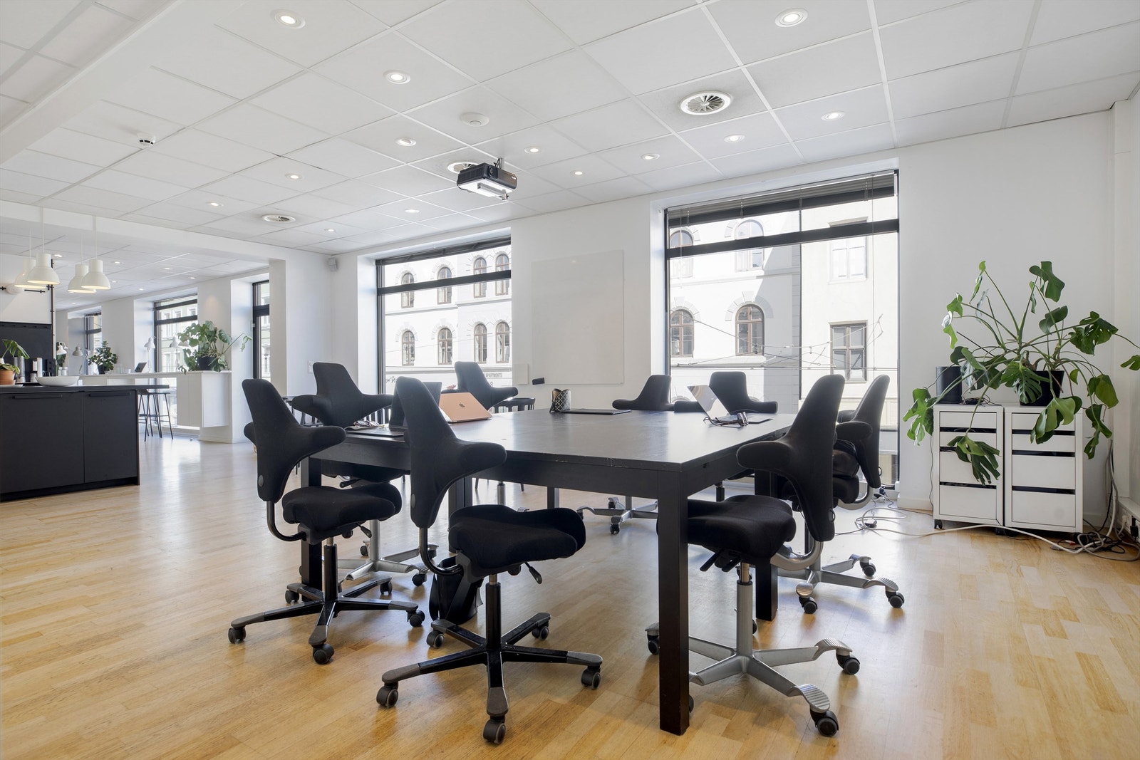 Kontorlandskap med mye vinduer Galleribilde