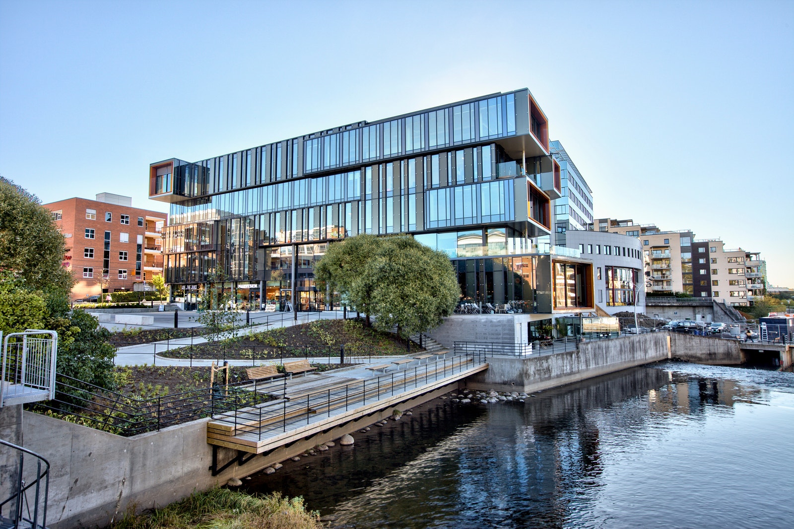 De ledige lokalene er plassert i byggets 2. etg med utsikt ut mot det hyggelige Gullhaug Torg. Galleribilde