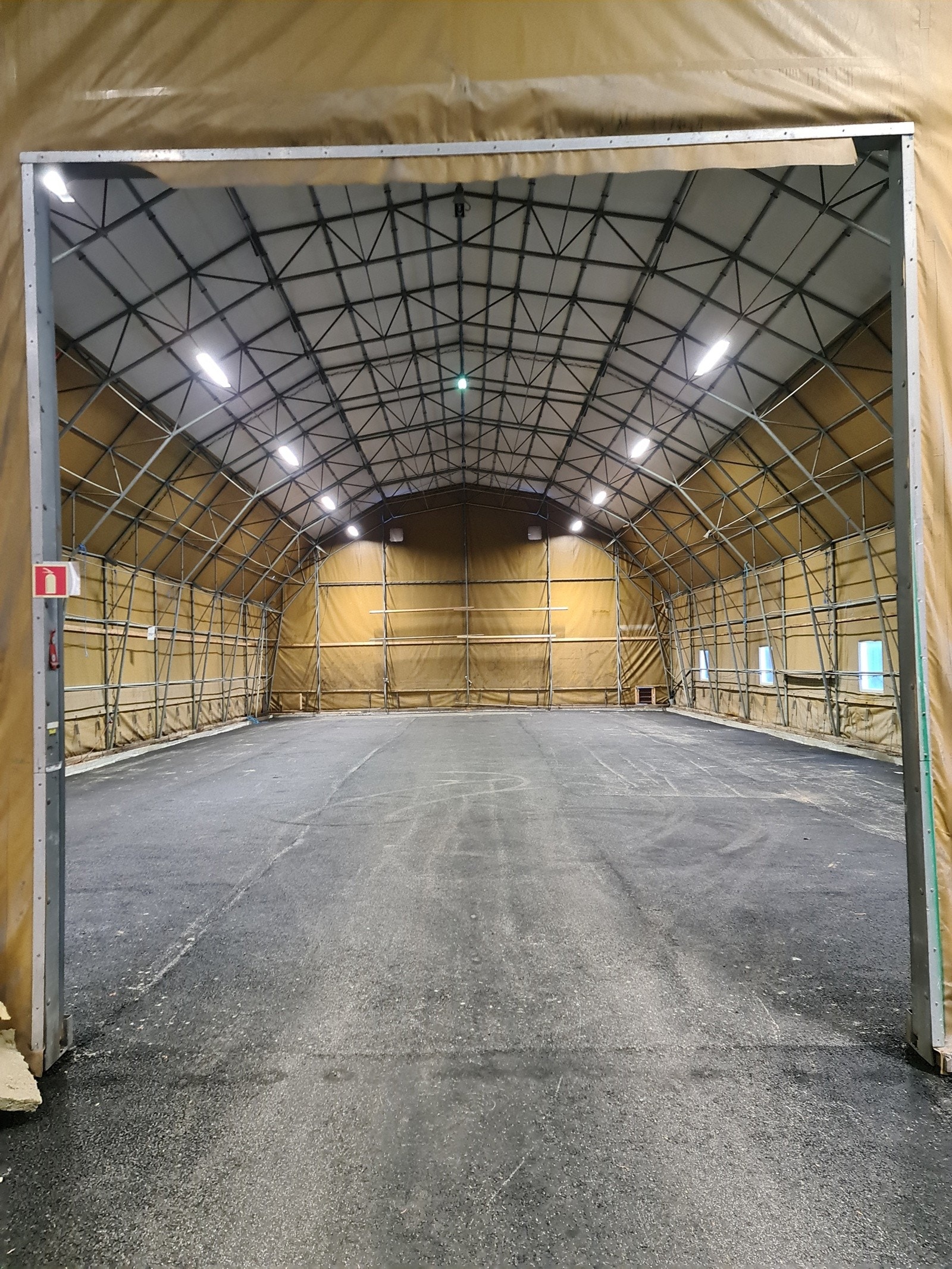 Asfaltert gulv i hele hallen Galleribilde