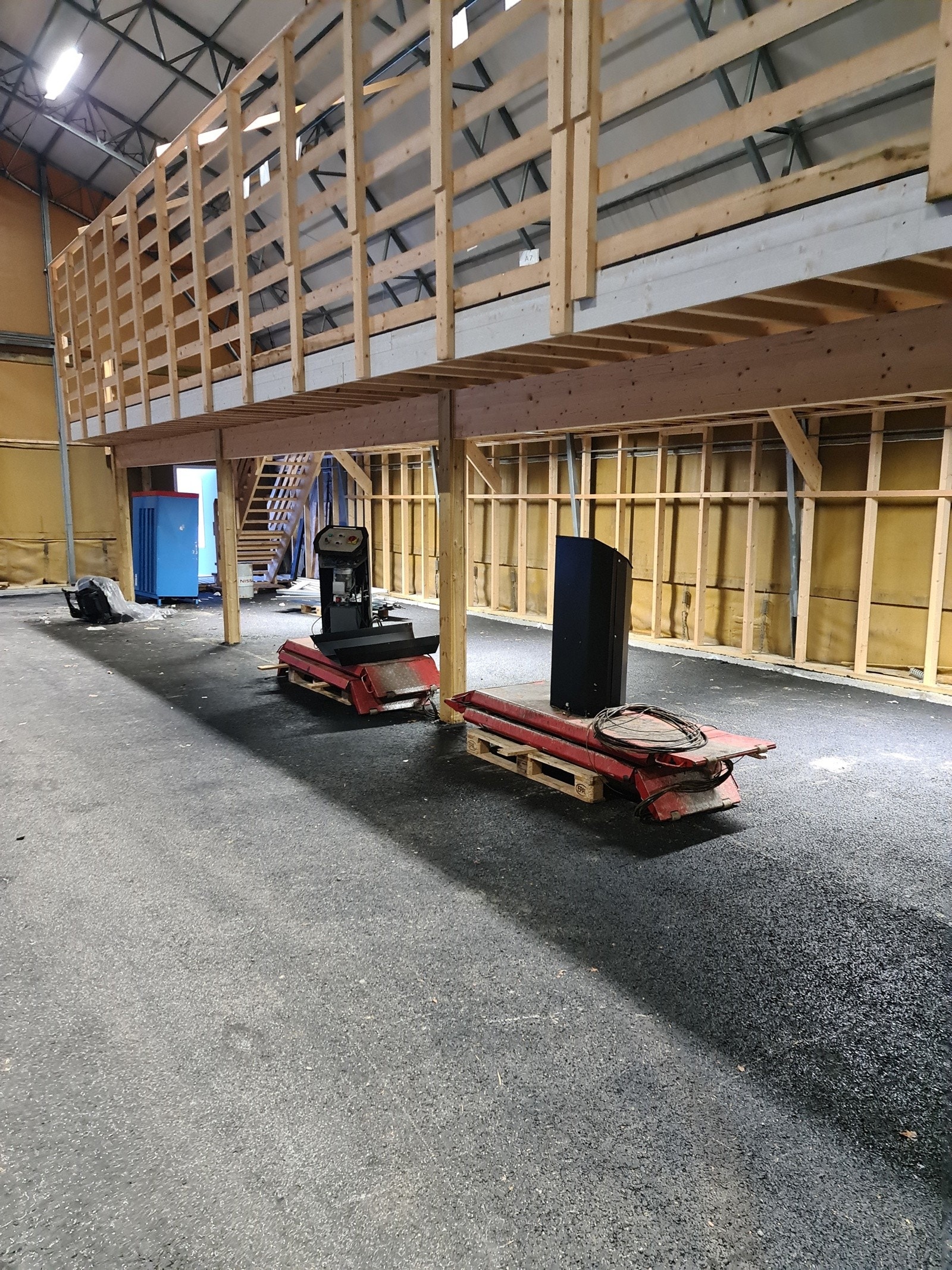 Det er i dag etablert en enkel messanin i deler av lageret Galleribilde